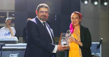 تكريم هدى أبو بكر خلال حفل مدارس الألفية الثالثة لتخريج دفعة 2022 للثانوية العامة