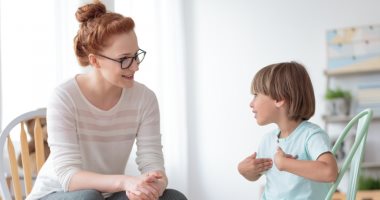نصائح للتعامل مع الطفل عند مشاهدته مشاهد غير لائقة.. طمنيه وما تضربيهوش