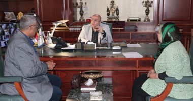محافظ بنى سويف يناقش إجراءات بدء تنفيذ مشروع الصرف بقريتى نزلة الديب ومنهرو