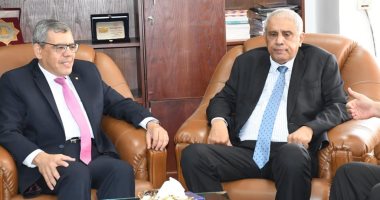 جامعة قناة السويس تستقبل المستشار الثقافى اليمنى