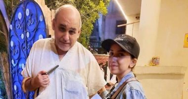أخلاقنا الجميلة.. "عم إيهاب" يوزع ورد وحلويات بالشوارع وهدفه جبر الخواطر