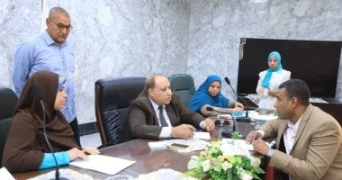 محافظ سوهاج والسكرتير المساعد يلتقيان 157 مواطنا لبحث مطالبهم وشكواهم