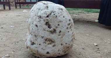 قصة حجر "المعراج" فى قنا.. وزنه يزيد على 120 كيلو.. ويتصارع الشباب على رفعه فى احتفالية بالقرية اعتقادا بقدرته على علاج العقم وجلب الحظ.. وأهالى القرية: نحافظ عليه لقيمته التاريخية فقط ولا نؤيد الخرافات.. صور