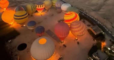 تحليق 30 رحلة بالون طائر على متنها 600 سائح من حول العالم بالأقصر.. صور