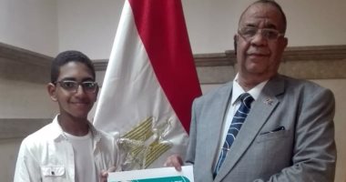 رئيس جامعة الأقصر يكرم طالبا بجامعة الطفل لفوزه برحلة علمية لروسيا.. صور