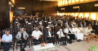 محافظ الفيوم يناقش آليات نقل موقف مصر القديم 