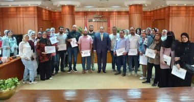 تسليم شهادات اجتياز برنامج تأهيل العاملين الحكوميين بمجال التحول الرقمى ببورسعيد