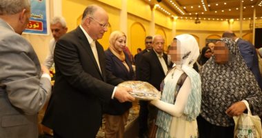 محافظ القاهرة: معرض الأسر المنتجة يوزع 200 شنطة مدرسية على الأولى بالرعاية