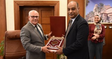 محافظ بورسعيد يكرم وكيل التربية والتعليم ويهنئه بمنصبه الجديد