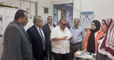 نائب رئيس جامعة بنها يتابع أعمال الكشف الطبى للطلاب الجدد.. صور