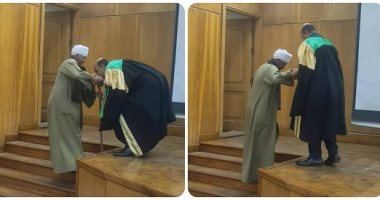 أحمد حقق حلم والده بعد 20 سنة.. رد الجميل بقبلة على يده لحظة نيل الدكتوراة
