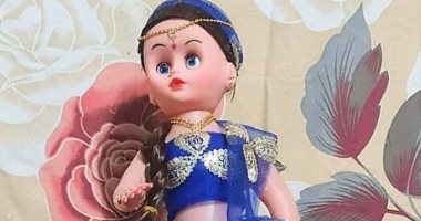 "أية" تشارك موهبته فى عمل العرائس البلاستيكية وتصميم أزياءها