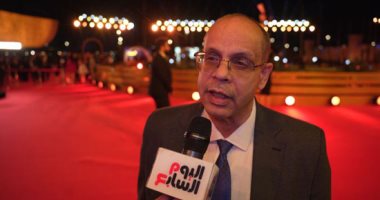 أكرم القصاص على السجادة الحمراء لمهرجان القاهرة للدراما ويشيد بالتنظيم 