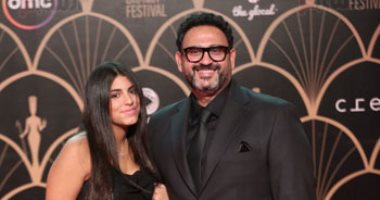 أكرم حسنى يقبل ابنته على السجادة الحمراء فى مهرجان القاهرة للدراما