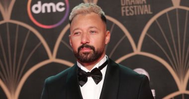 المطرب أحمد فهمى وأحمد سلامة ومحمد يسرى على السجادة الحمراء لمهرجان القاهرة للدراما