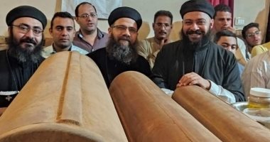 الأنبا يواقيم يطيب رفات "الثلاثة فلاحين" شهداء إسنا جنوب الأقصر.. صور