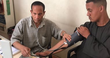 طبيب غلابة جديد بأسيوط.. كشفه 5 جنيهات وحادث شقيقته الصغرى غير حياته.. صور