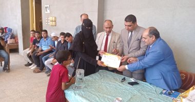 القوى العاملة: تسليم شهادات 5 دورات تدريبية بقرى بسوهاج ضمن "مهنتك مستقبلك"