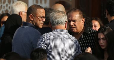 نجوم الفن يؤدون صلاة الجنازة على جثمان الفنان الراحل هشام سليم 