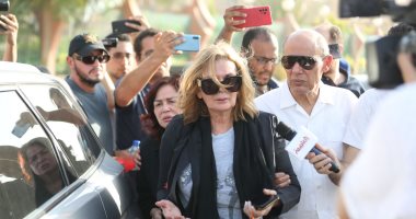 يسرا ترافق جثمان هشام سليم إلى مسجد الشرطة استعدادًا لتأدية صلاة الجنازة