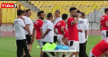 حديث بين محمد صلاح وفيتوريا المدير الفنى لمنتخب مصر قبل مواجهة النيجر .. "فيديو"