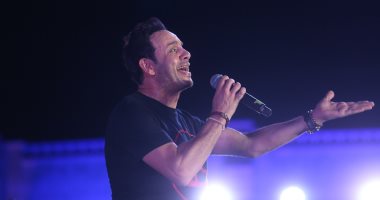مصطفى قمر يبدأ حفله بمهرجان رشيد بأغنية "جت تصالحنى"