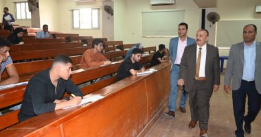 نائب رئيس جامعة الفيوم يتفقد الامتحانات الصيفية بكلية الحقوق.. صور
