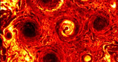 العلماء فى حيرة من أمرهم بسبب الأعاصير الغريبة على كوكب المشترى.. اعرف التفاصيل