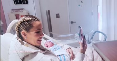 كلوى كاردشيان تكشف عن صورة ابنها من أم بديلة والحرف الأول من اسمه.. صور