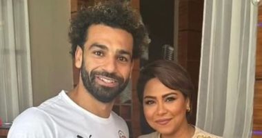 شيرين عبد الوهاب تنشر صورة مع محمد صلاح.. وتعلق: القمر لما بيكتمل