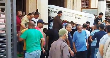 حزن وبكاء خلال جنازة الطفلة مريم ضحية "البيتش باجي" في بورسعيد.. صور