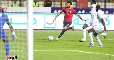 صلاح يسجل الهدف الثالث للمنتخب فى مرمى النيجر من ضربة جزاء.. فيديو