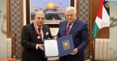 الرئيس الفلسطينى يكرم محمد رشاد رئيس اتحاد الناشرين العرب