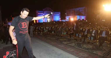 مصطفى قمر يرفع شعار كامل العدد بحفل مهرجان رشيد ويتألق بأجمل أغانيه