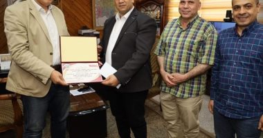 مياه الشرب بالغربية تكرم فنيا خاطر بحياته لإصلاح كسر خط مياه بكفر الزيات
