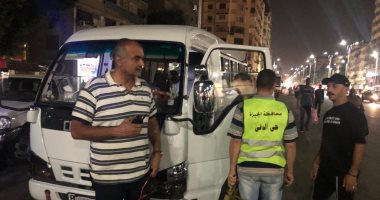 رئيس حى الدقى يشن حملة لضبط سيارات السرفيس المخالفة بالتحميل