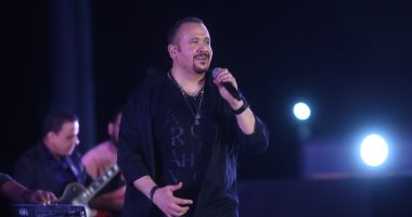 هشام عباس يفتتح حفل مهرجان رشيد بأغنية "ما تبطليش"