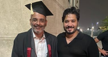 أيمن بهجت قمر يحتفل بتخرجه بـ"الروب والقبعة" وسط نجوم الفن.. صور