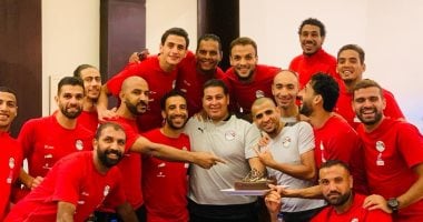 لاعبو منتخب الشاطئية يحتفلون بعيد ميلاد مصطفى لطفى المدير الفنى