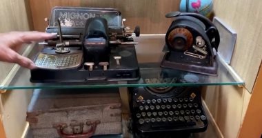 رجل هندى يمتلك 450 آلة كاتبة بلغات مختلفة ويفتتح متحفا لها.. فيديو وصور