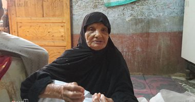 "حكايات الموت".. الحاجة فضيلة "90 عاما" وما زالت تُغَسِّل الموتى.. ذاع صيتها بين أهالى قنا منذ 4 عقود.. تحيك الكفن فى 7 ساعات.. وتجوب القرى دون مقابل.. وتؤكد: شعرت بالخوف بين جثث المشرحة.. صور