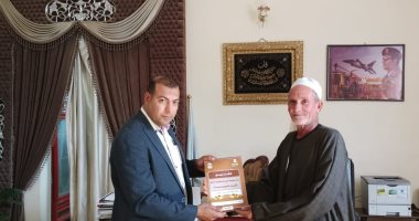 محافظ كفر الشيخ يشهد تسليم 9 عقود تقنين أراضى أملاك الدولة لتصل لـ827 عقدا