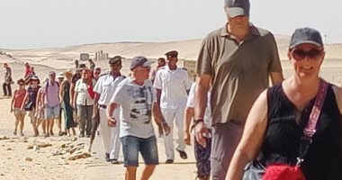 وفد سياحي متعدد الجنسيات يزور المناطق الأثرية بالمنيا.. صور