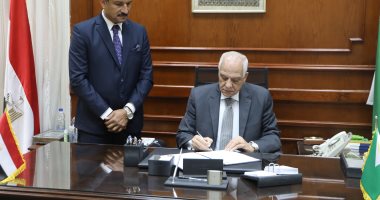 ضمت 45 قيادة تعليمية.. محافظ الجيزة يعتمد حركة تنقلات مديرى ووكلاء الإدارات