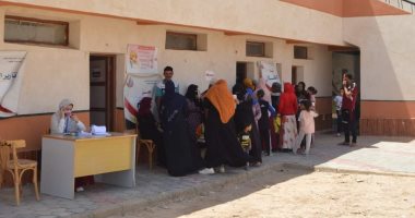 خدمات 5 نجوم لأهالى الوادى الجديد بالمجان.. 25 ألف حالة مرضية استفادت من قوافل "حياة كريمة" الطبية.. المحافظ: القوافل نجحت فى سد عجز التخصصات.. والأهالى: خدمات ممتازة أنقذت أرواح الآلاف وبدون مقابل.. صور