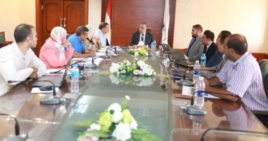 محافظ سوهاج يترأس اجتماع لجنة تقييم المشروعات الخضراء الذكية