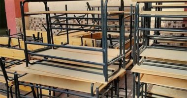 تجهيز المدارس بمقاعد جديدة استعدادا للعام الدراسى الجديد.. صور