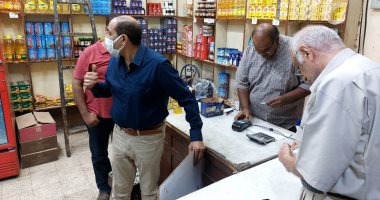 وكيل تموين الأقصر يتابع صرف سلع المنحة الاستثنائية.. صور