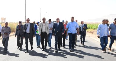 محافظ قنا يتفقد طريق السماينة بعد الانتهاء من رصفه.. صور 