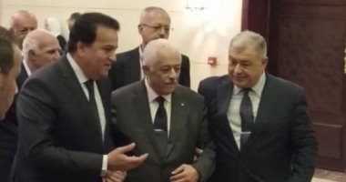 وزراء وإعلاميون يقدمون واجب العزاء فى وفاة زوجة طارق شوقى بمسجد المشير.. صور